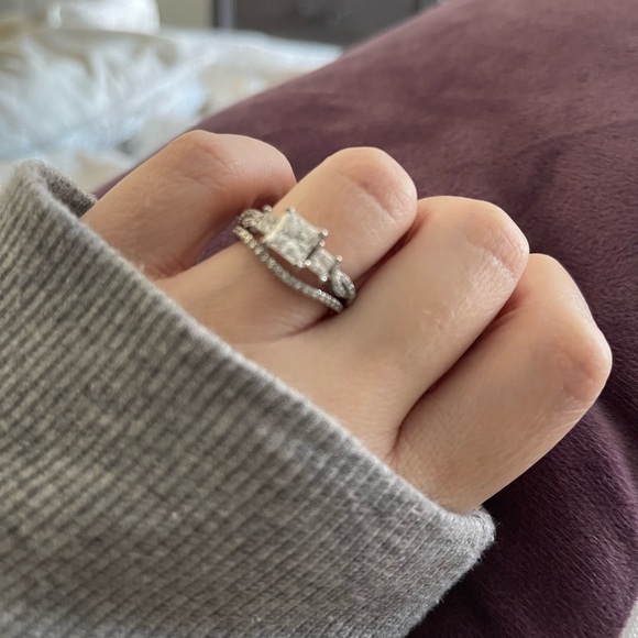 VERRAGIO Engagement Ring Princess cut 3 stone size 6.5. 6,500 for the ring. - Picture 12 of 15